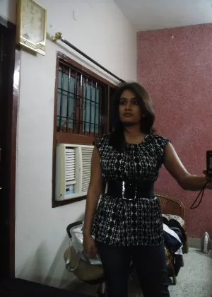 Индийская соло девушка обнажает свои сиськи, раздеваясь до нижнего белья