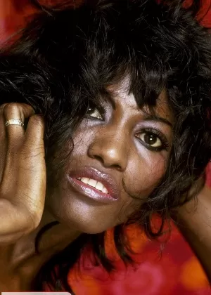 Горячая зрелая леди в очках снимает свое платье и позирует в нижнем белье