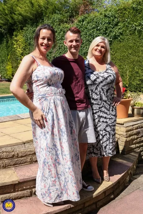 Зрелые толстушки ловят сперму на свои сиськи во время секса втроем с молодым парнем