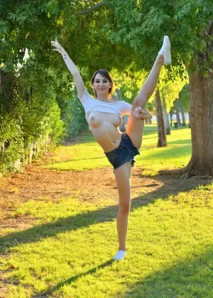 Рыжая с короткой стрижкой широко раздвигает свои половые губки на веранде