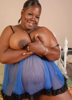 Толстая женщина Арианна Шинн освобождает свои сиськи от нижнего белья перед игрой с сосками