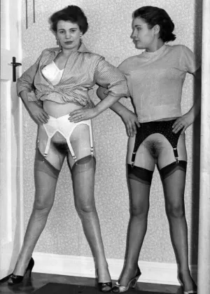 Цыпочка семидесятых с короткими волосами и волосатым кустом трахается, пока ее подруга спит