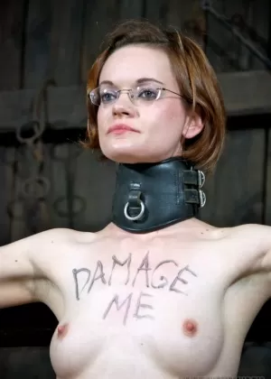 Болеутоляющая шлюха Хейзел Гипнотик подвергается большому насилию в сарае