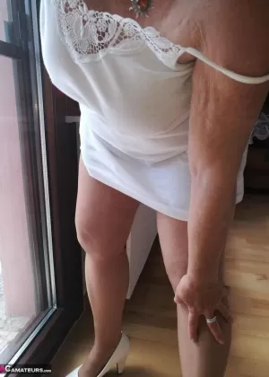 Зрелая пухленькая Мисси разрывает свой шланг, чтобы потереться о свою возбужденную киску