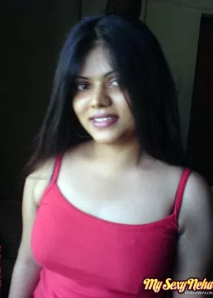 Индийская девушка Хеха изображает улыбку на своем красивом лице во время не обнаженных поз