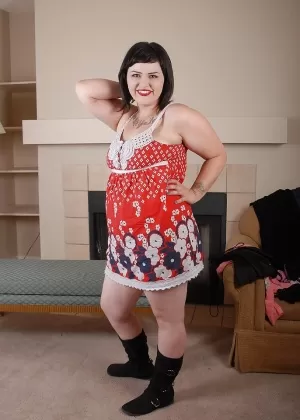 Горячая европейская рыжеволосая цыпочка Ванесса выставляет напоказ отвисшие сиськи и теребит пальцами волосатую пизду