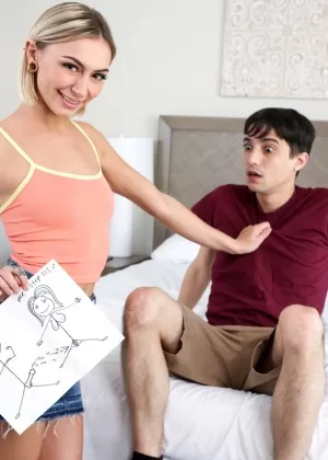 Любительская модель Дениз Дэвис показывает свои голые ноги в латексе, находясь в подземелье