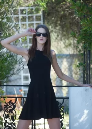 Гламурная модель Мелисса Таун снимает очки, прежде чем снять платье и прически