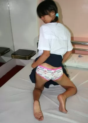 Распутная Дженни одевается как полицейский, демонстрируя свою непослушную сторону