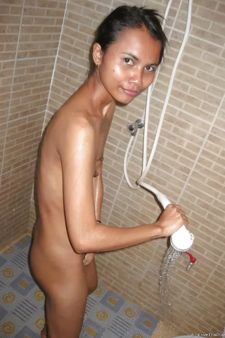 Худенькая азиатская красотка с крошечными сиськами принимает душ и трахается