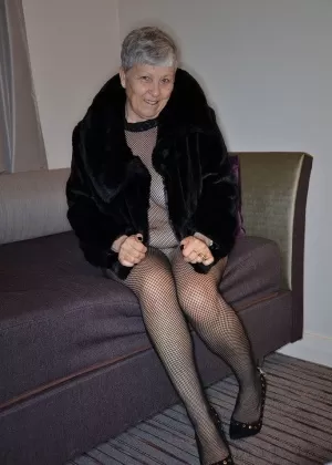 Грязная бабуля в колготках Клэр Найт теребит пальцами свою собственную мягкую зрелую пизду