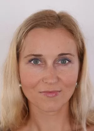 Пожилая блондинка любительница сладкой Сьюзи обнажает себя в туфлях на плоской подошве