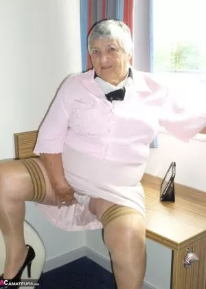 Тучная старуха бабушка Либби кладет свои обвисшие сиськи на стол, раздеваясь