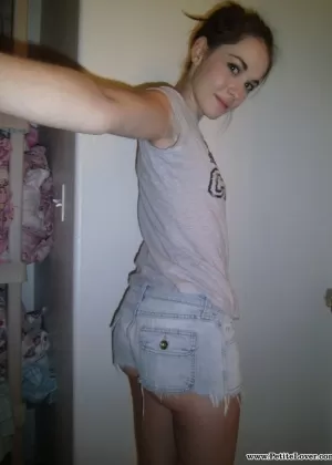 Сексуальная студентка Эмили Грей делает селфи со своими маленькими сиськами и голой лысой киской 56685045