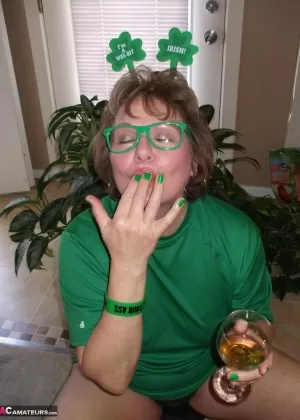 Канадская любительница Миша Милф обнажает свои огромные сиськи и лысую пизду в машине