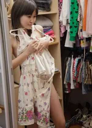 Горячая Джейд Фенг снимает свою униформу горничной, чтобы показать огромные сиськи, трахающие ее босса