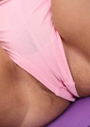 Молодая соло-девушка Милана Ди трогает пальцами свою киску после окончания занятия йогой