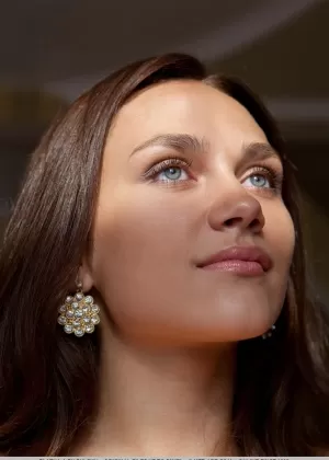 Русская подросток Златка А показывает свою загорелую фигуру в белых гетрах