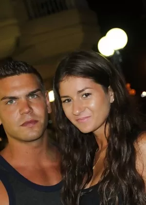 Потрясающую брюнетку трахают в эту киску членом