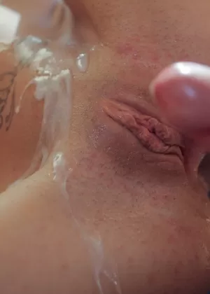 Великолепную белую девушку Август Эймс трахают босиком и в гетрах